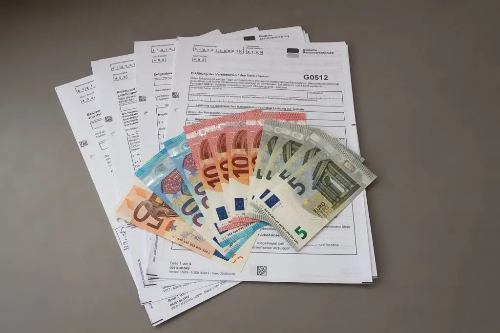Quelle: https://pixabay.com/de/photos/rentenversicherung-formular-geld-2296606/