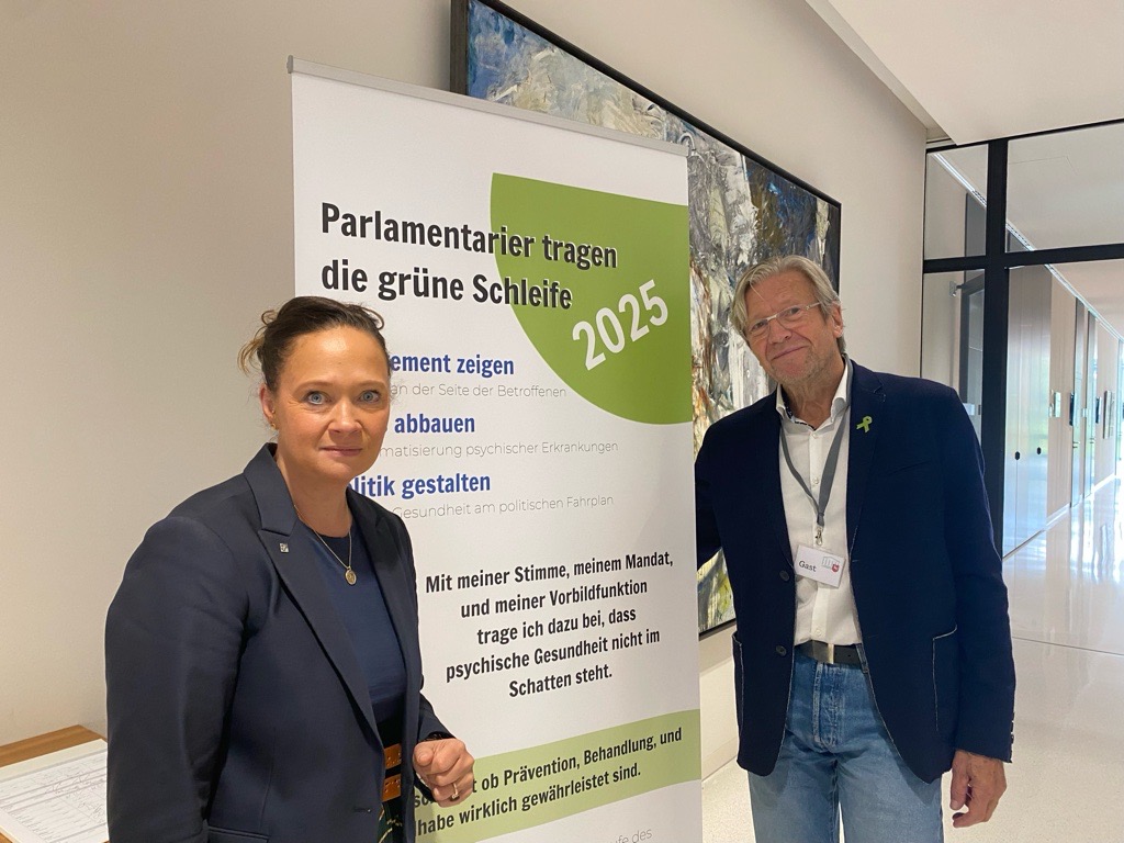 BBuD in Hannover - Sabine Licht und Klaus Oberliessen - Parlamentarier tragen die gruene Schleife